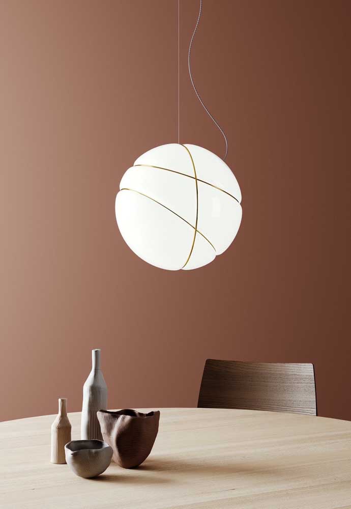Luminária pendente sobre a mesa de jantar: simples e bonita!