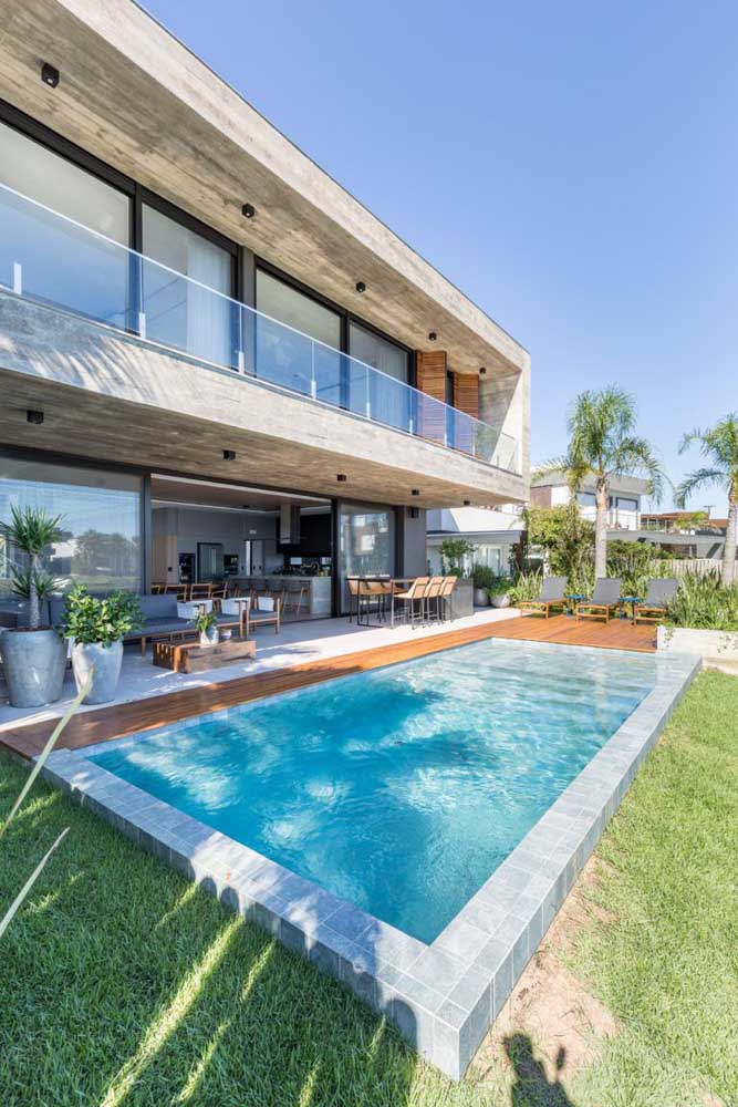 Casa moderna com área de lazer com piscina