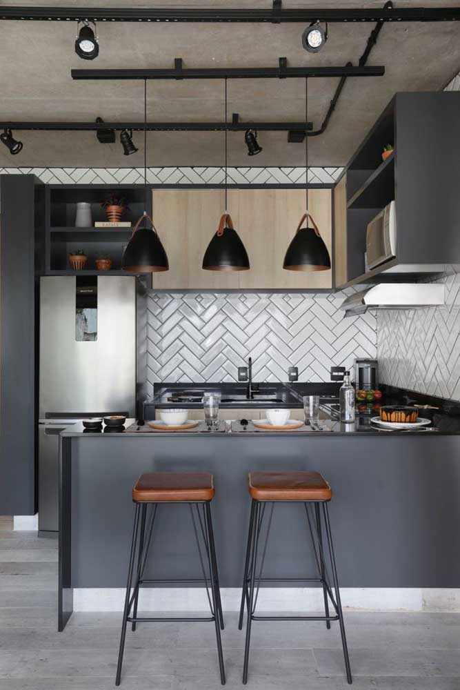 Cozinha pequena e moderna decorada em tons de cinza e preto