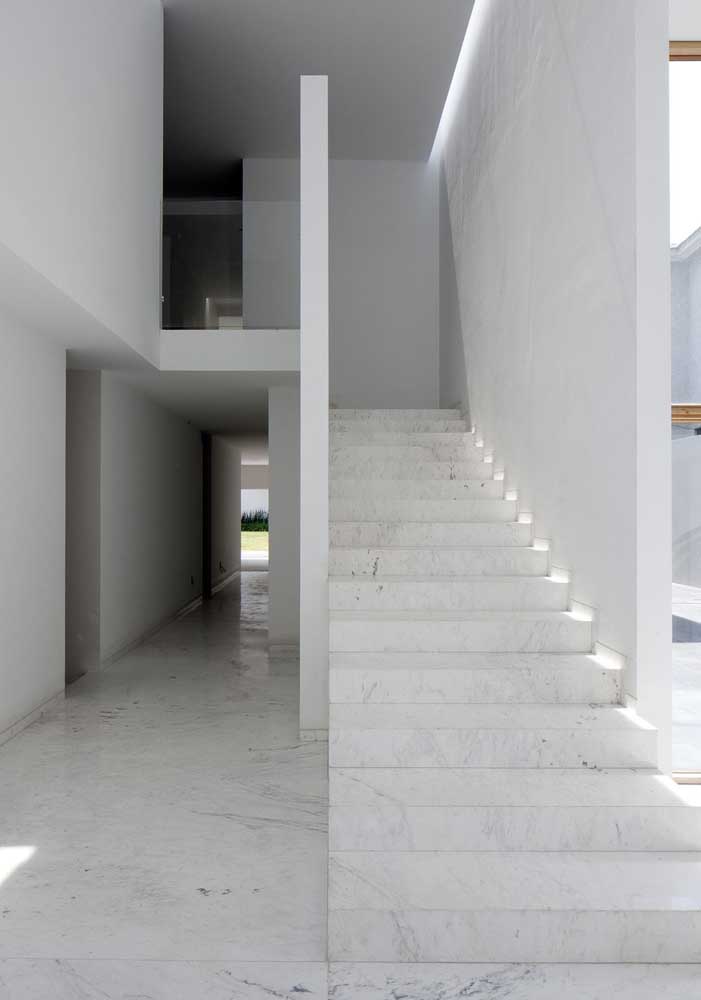 Escada de mármore branco