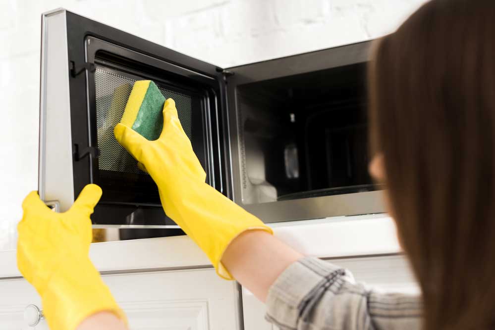 Como tirar cheiro do microondas: veja o passo a passo simples e prático para seguir