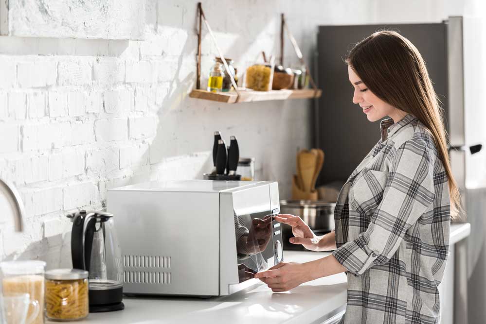 Como tirar cheiro do microondas: veja o passo a passo simples e prático para seguir