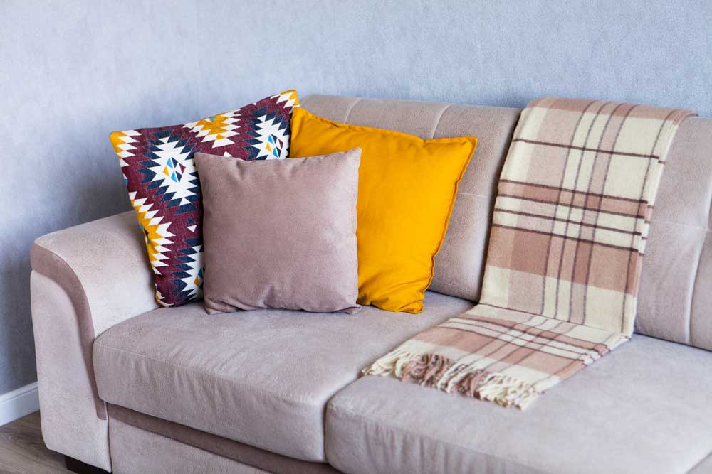 Como limpar sofá de camurça: confira o passo a passo para ter a limpeza ideal