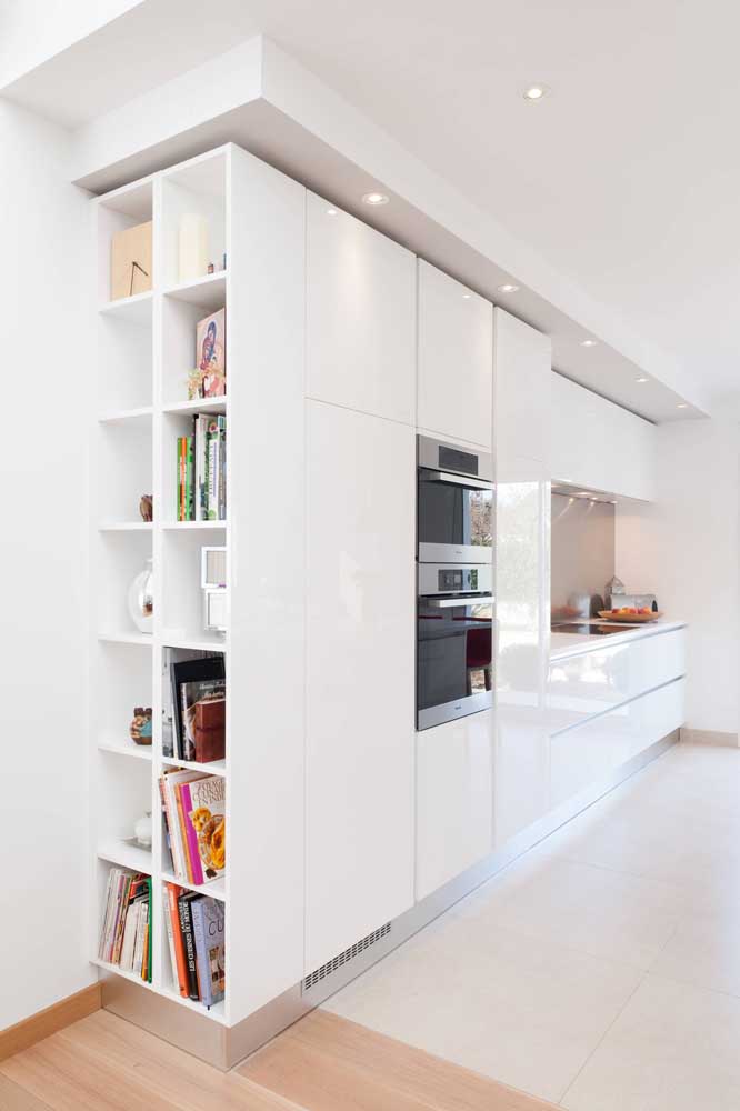 Armário planejado de cozinha com nichos laterais: todo espaço conta