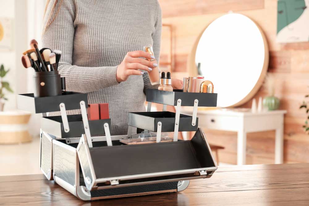 Como organizar maquiagem: veja o passo a passo e dicas de organização