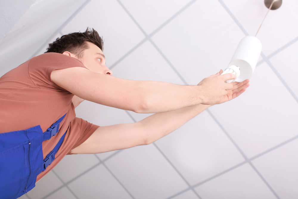 Como trocar lâmpada: cuidados necessários e dicas passo a passo para seguir