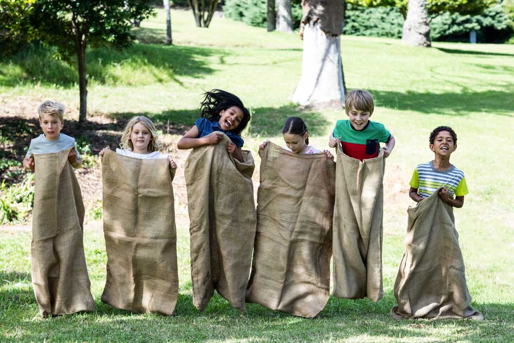 Brincadeiras juninas corrida de saco