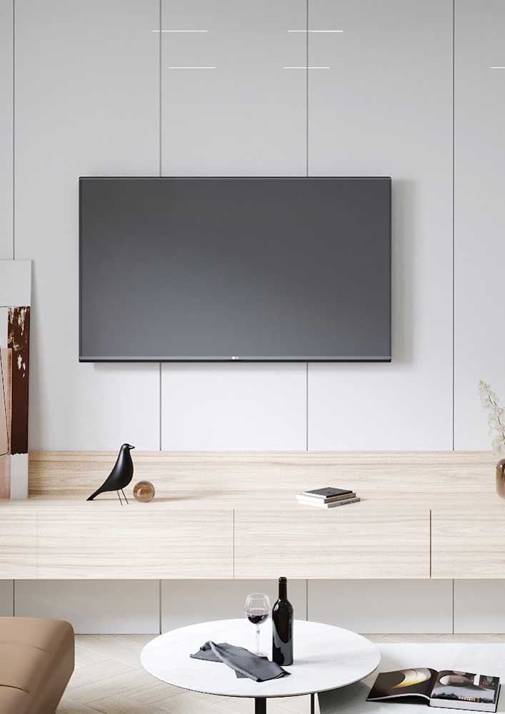 Já a TV na parede ajuda a manter a funcionalidade do espaço