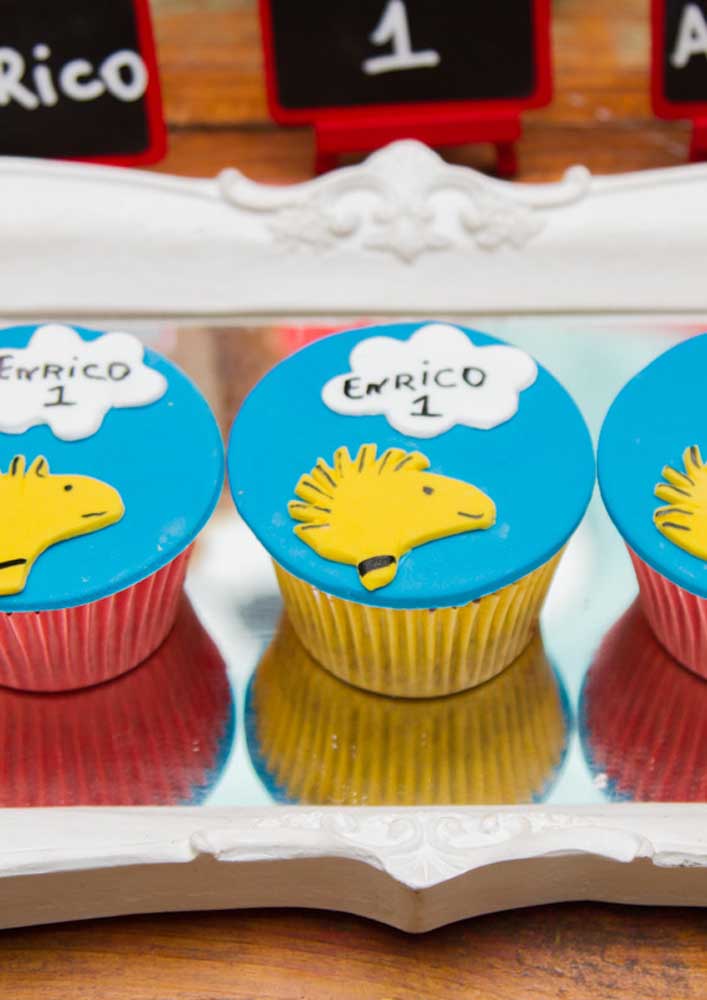 Cupcakes decorados e personalizados com os personagens do desenho Snoopy também prometem fazer sucesso na festa