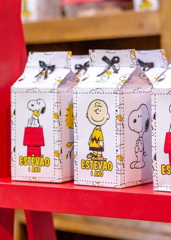 Lembrancinha Festa Snoopy: caixinha surpresa com os personagens do de desenho