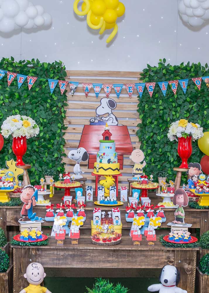 Decoração da Festa Snoopy com muro inglês e painel de madeira