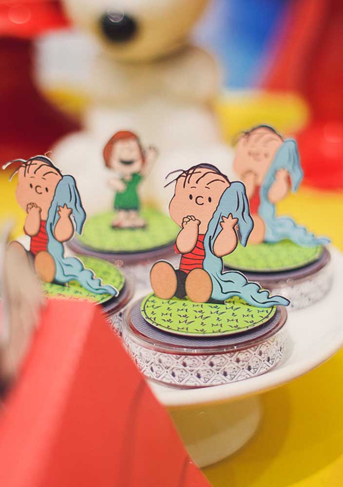 Os personagens do Snoopy decoram e animam a festa