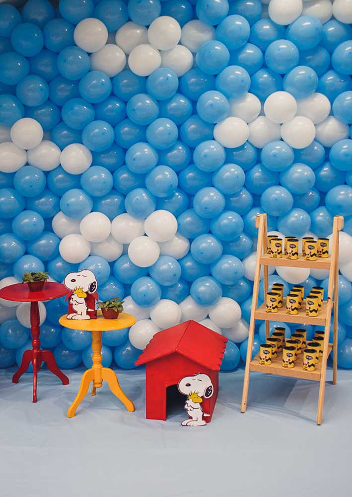 Balões azul e branco preenchem a parede e formam um fundo super bonito para festa Snoopy