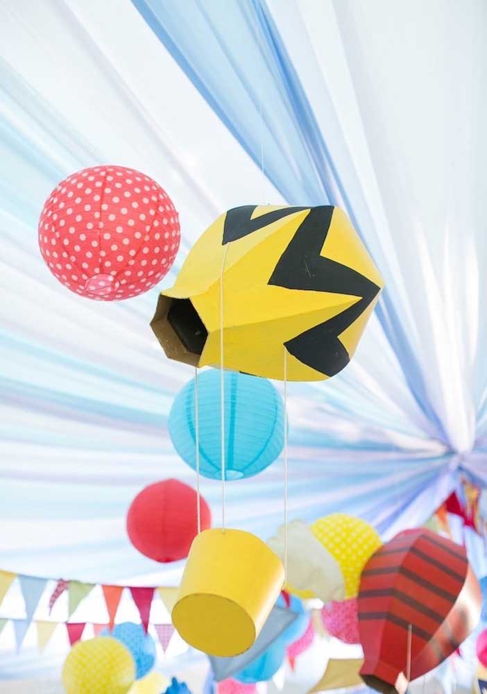 Balões e lanternas nas cores da turminha