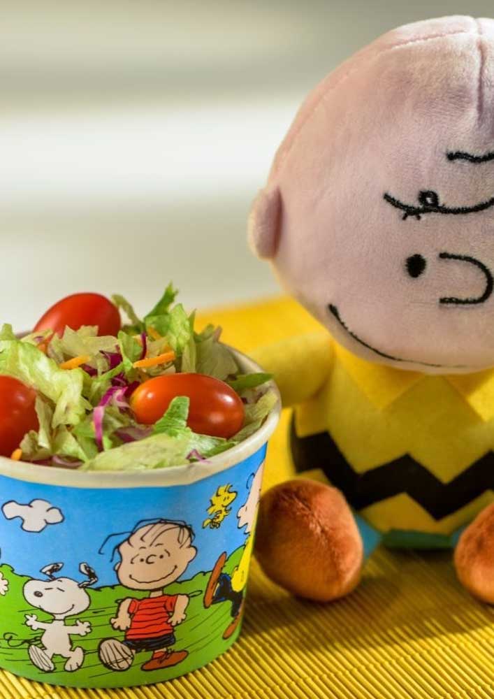 Uma saladinha para deixar a galera da festa Snoopy mais saudável 