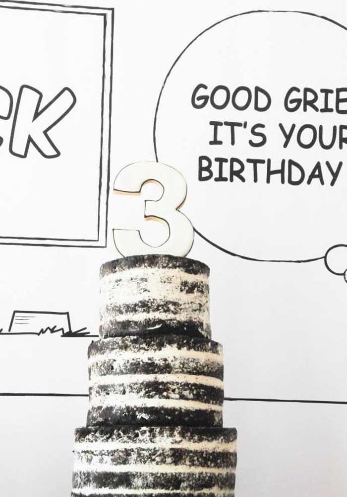 Festa Snoopy em preto e branco com destaque para o bolo de três andares
