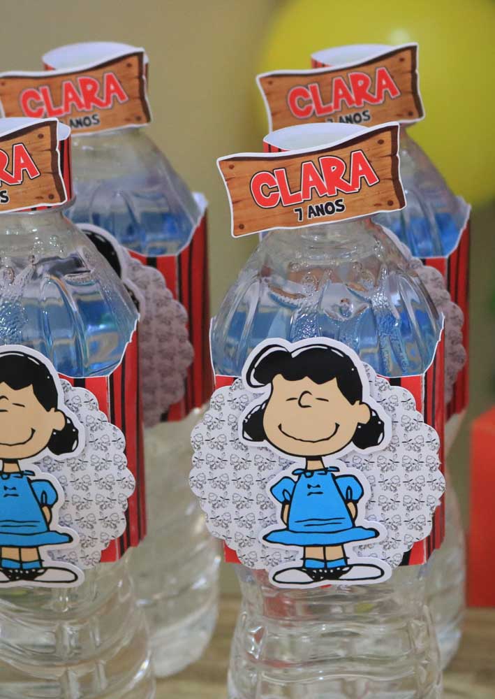 Mais uma ideia de lembrancinha Festa Snoopy: garrafinhas de água personalizadas