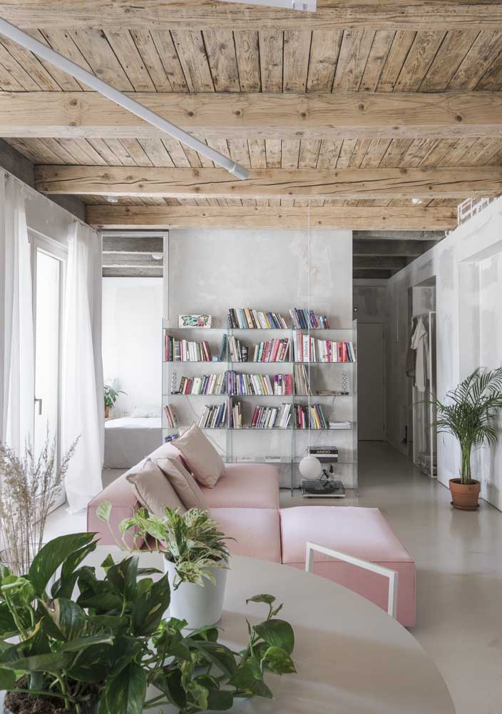 Sofá rosa claro combinando com os elementos naturais da decoração da sala