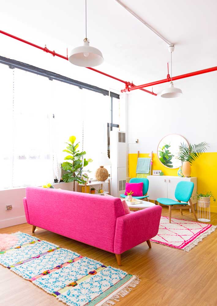 Sofá rosa: ideias para usar o item na decoração e fotos incríveis