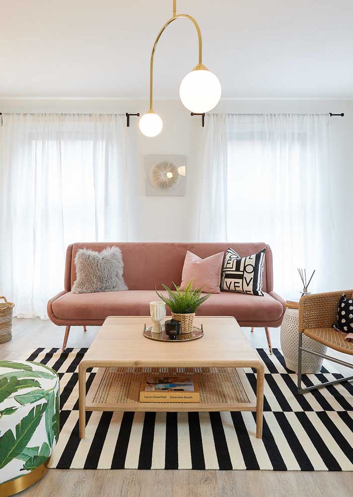 Sofá rosa: ideias para usar o item na decoração e fotos incríveis