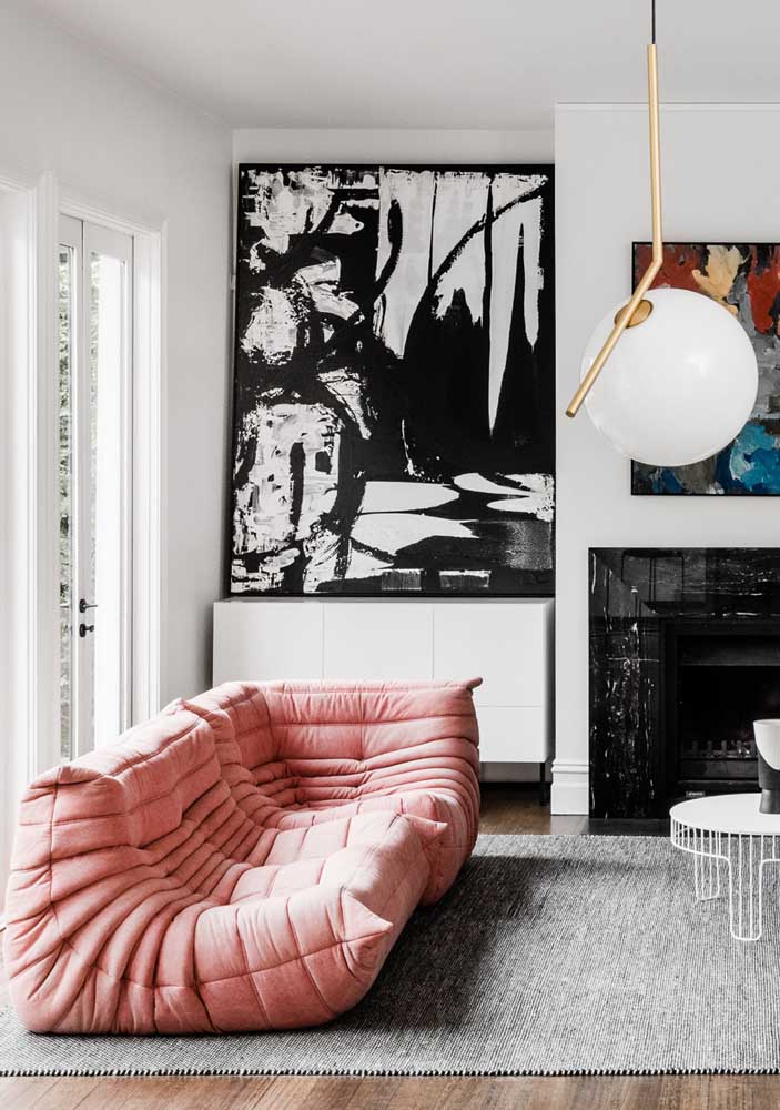 Sofá rosa em estilo futton decorando a sala moderna de tons neutros