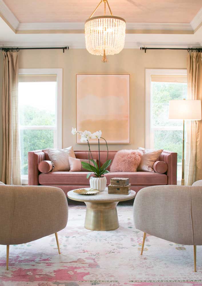 Um pouco de dourado para acentuar a sofisticação da sala com sofá rosa
