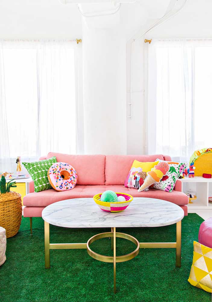 Sofá rosa: ideias para usar o item na decoração e fotos incríveis