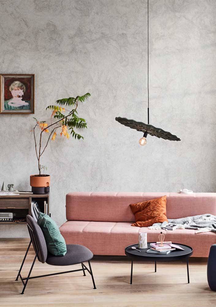 Sofá rosa moderno combinando com os demais elementos da decoração