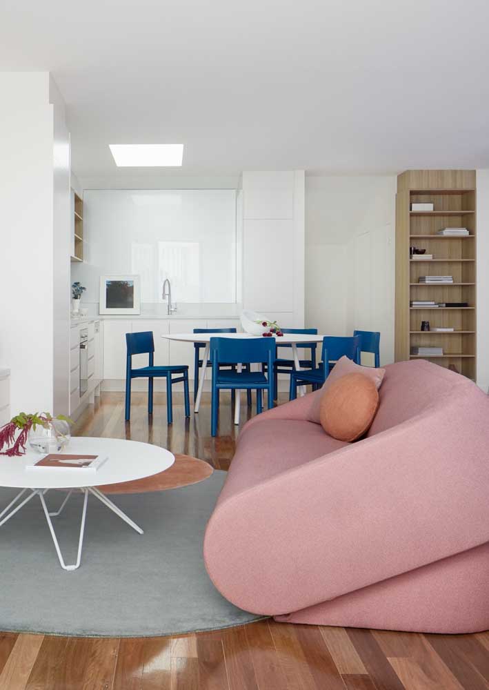 Sofá rosa: ideias para usar o item na decoração e fotos incríveis
