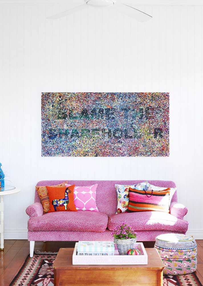 Sofá rosa: ideias para usar o item na decoração e fotos incríveis