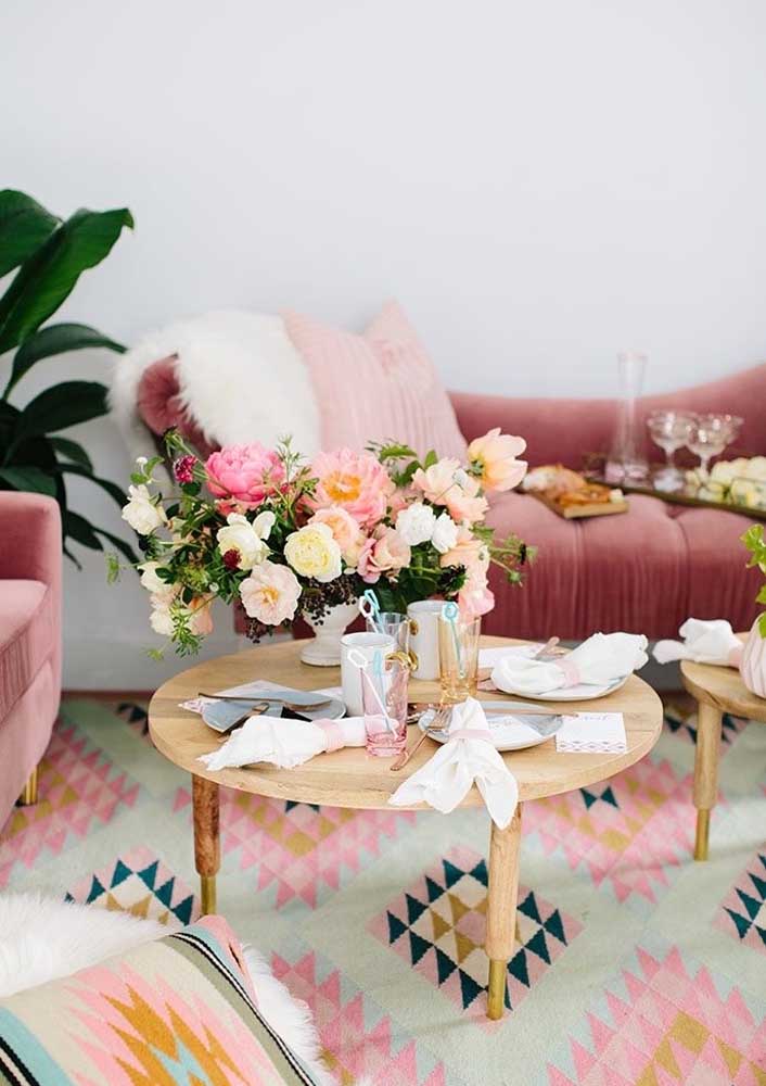 E para criar aquele clima romântico, tenha sempre flores para compor a decoração junto do sofá rosa