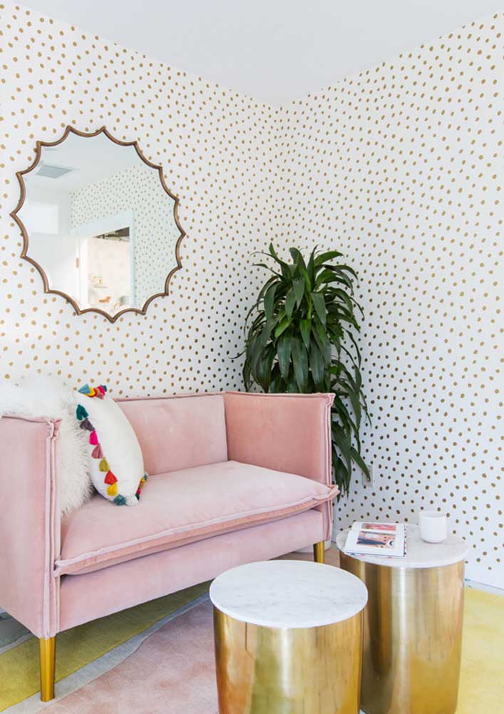 Um sofá rosa que é a cara do Pinterest