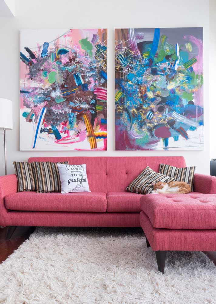 Sofá rosa de canto combinando com a pintura na parede