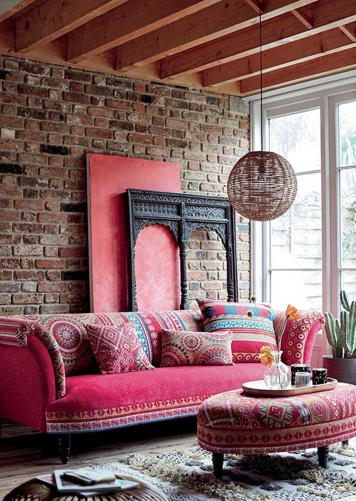Sofá rosa: ideias para usar o item na decoração e fotos incríveis