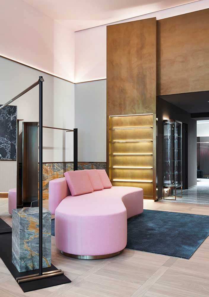 Sofá rosa: ideias para usar o item na decoração e fotos incríveis
