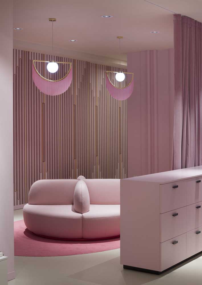 Sofá rosa: ideias para usar o item na decoração e fotos incríveis