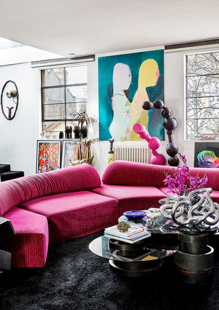 Para uma decoração moderna e com muito estilo, use o sofá rosa com cores fortes e vivas