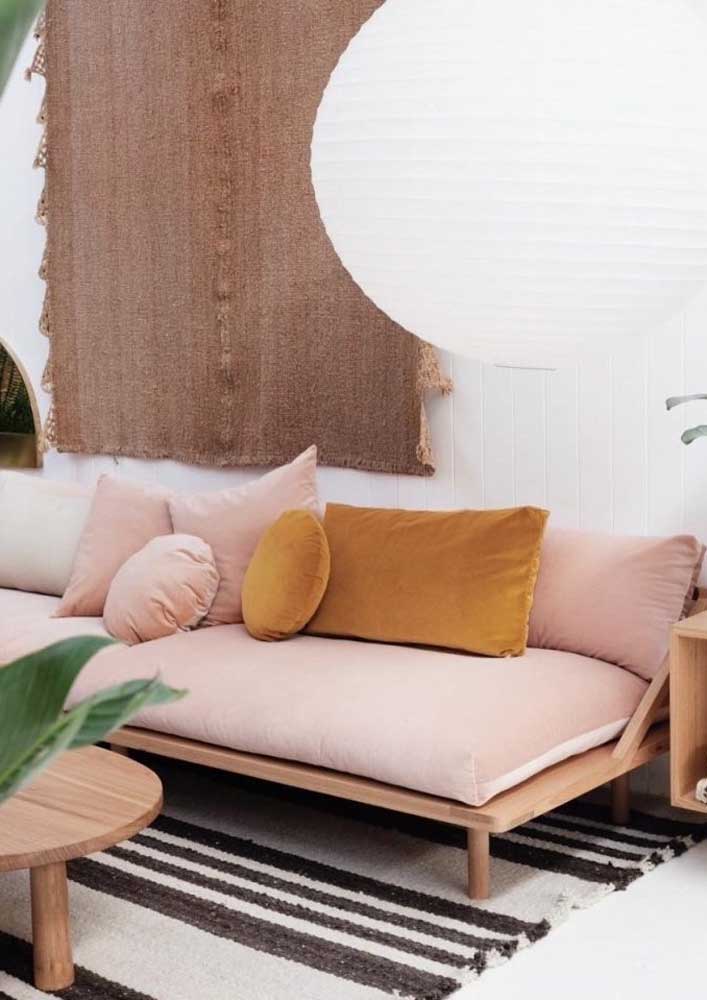 Tons terrosos e materiais naturais são grandes amigos do sofá rosa
