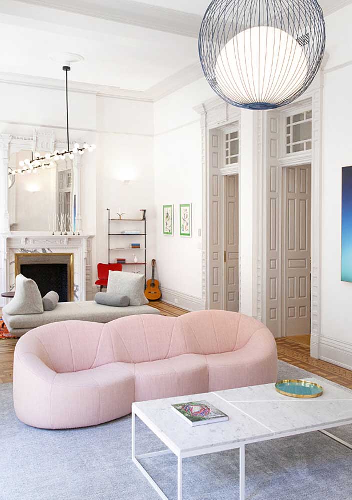 Decoração moderna com sofá rosa claro e tapete cinza