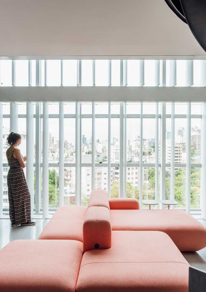 Sofá rosa: ideias para usar o item na decoração e fotos incríveis