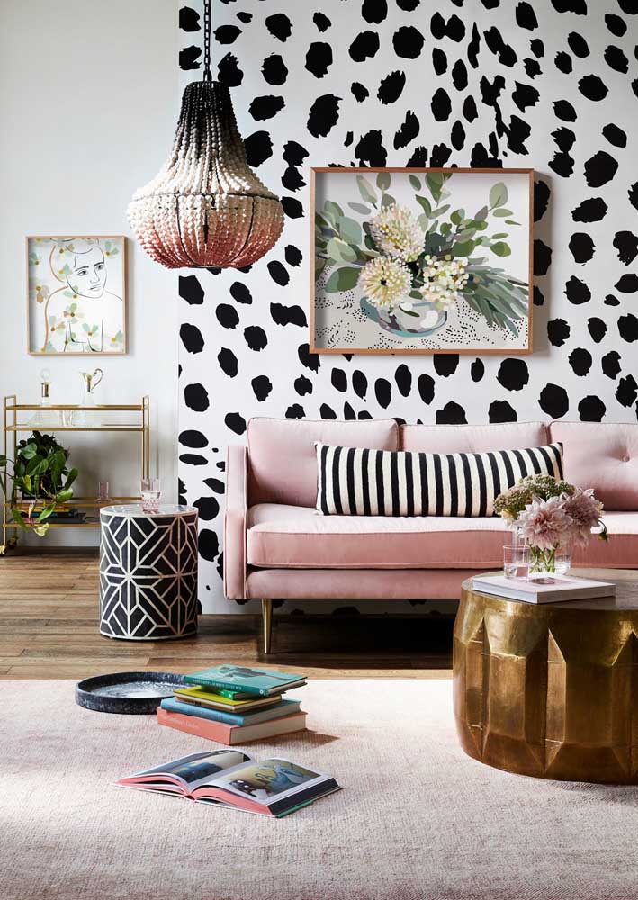 Mesmo repleto de texturas, o preto e o branco não brigam por atenção com o sofá rosa