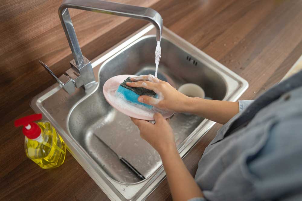 Como lavar a louça rápido: veja 12 dicas para fazer tudo mais rápido