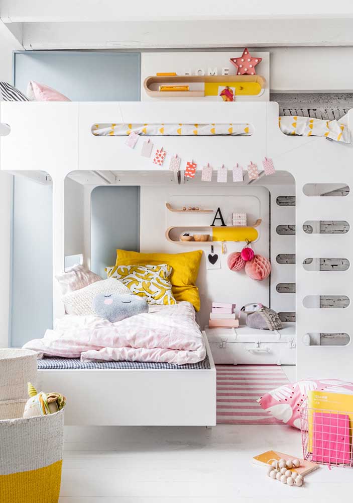 No quarto infantil, os nichos decoram, organizam e ainda completam a brincadeira