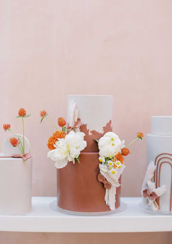 Bolo chá de bebê decorado com calda de chocolate e flores