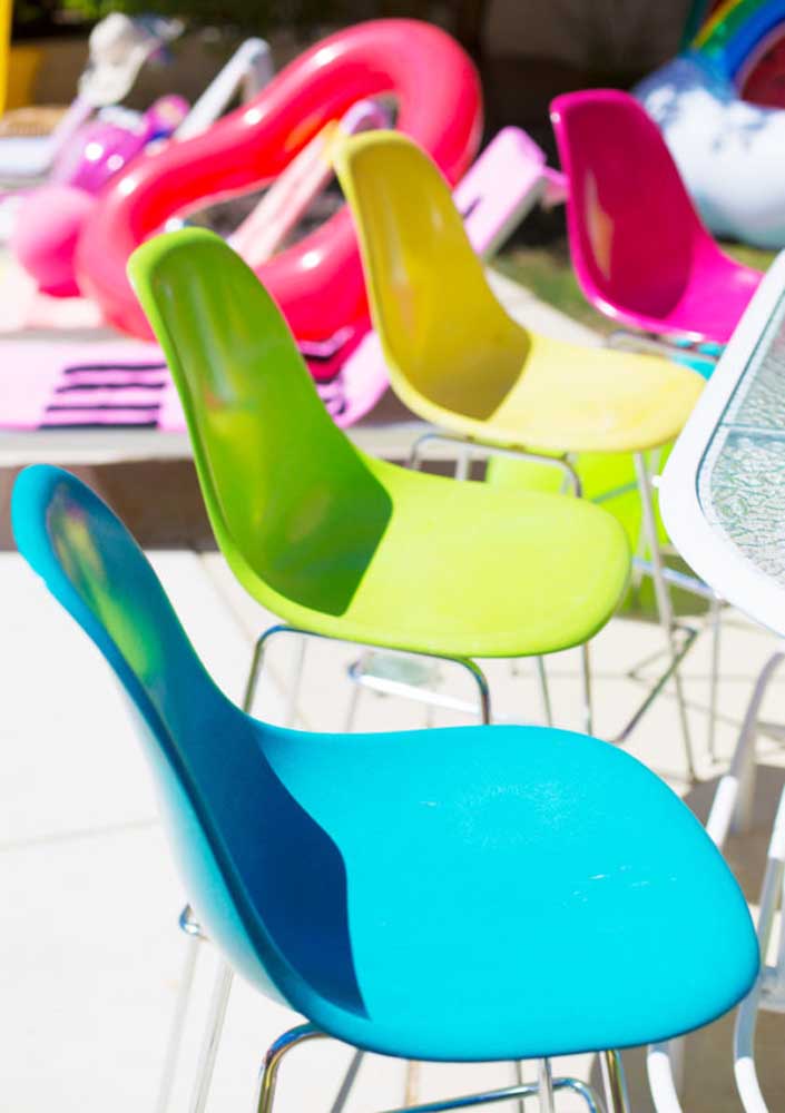 As cadeiras coloridas completam o tema de aniversário adulto