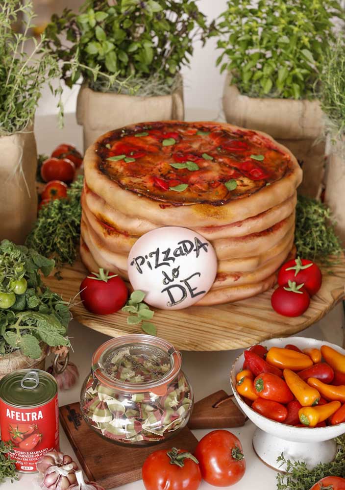 Vasos de manjericão e tomates são parte da decoração da festa de aniversário com tema pizza