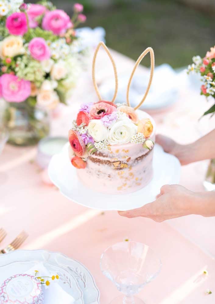 Bolo de páscoa decorado também tem espaço para flores, porque não?