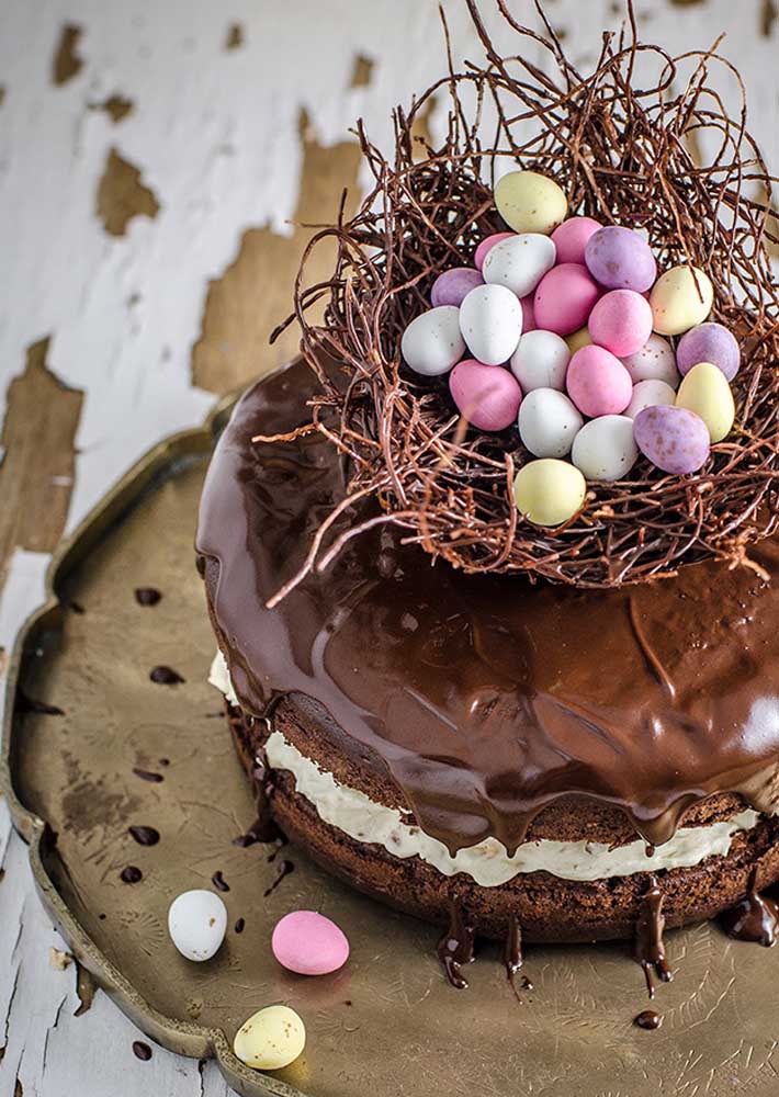 Bolo de páscoa de chocolate com topo de ninho e ovinhos