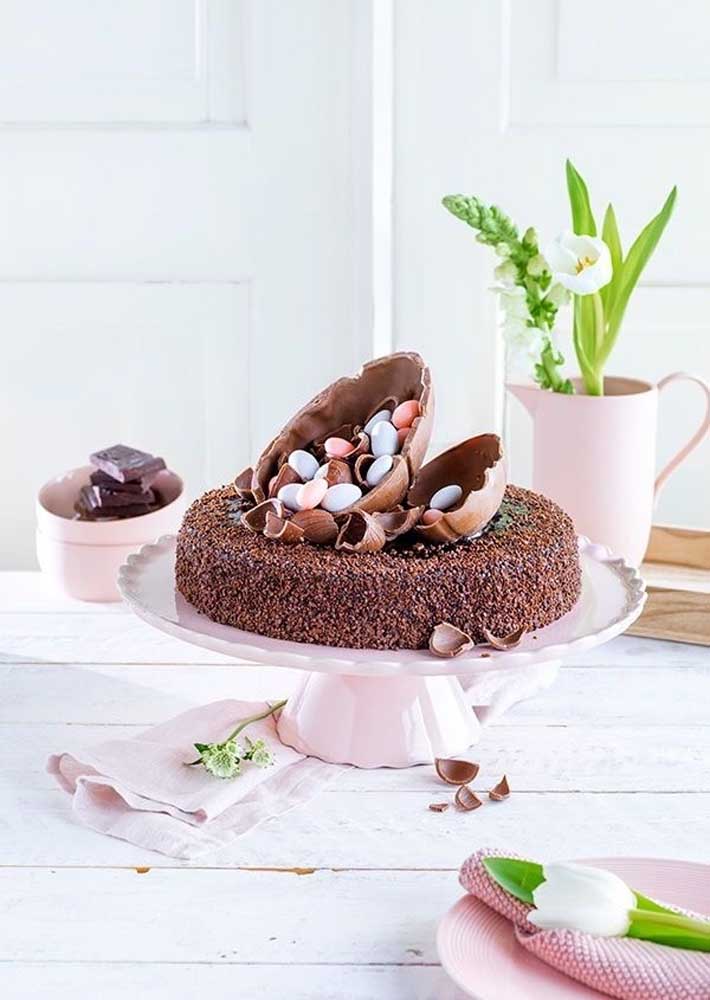 Sabe aquele bolo de chocolate basicão que você sempre faz? Deixe-o com a cara da páscoa fazendo uma decoração com ovos de chocolate