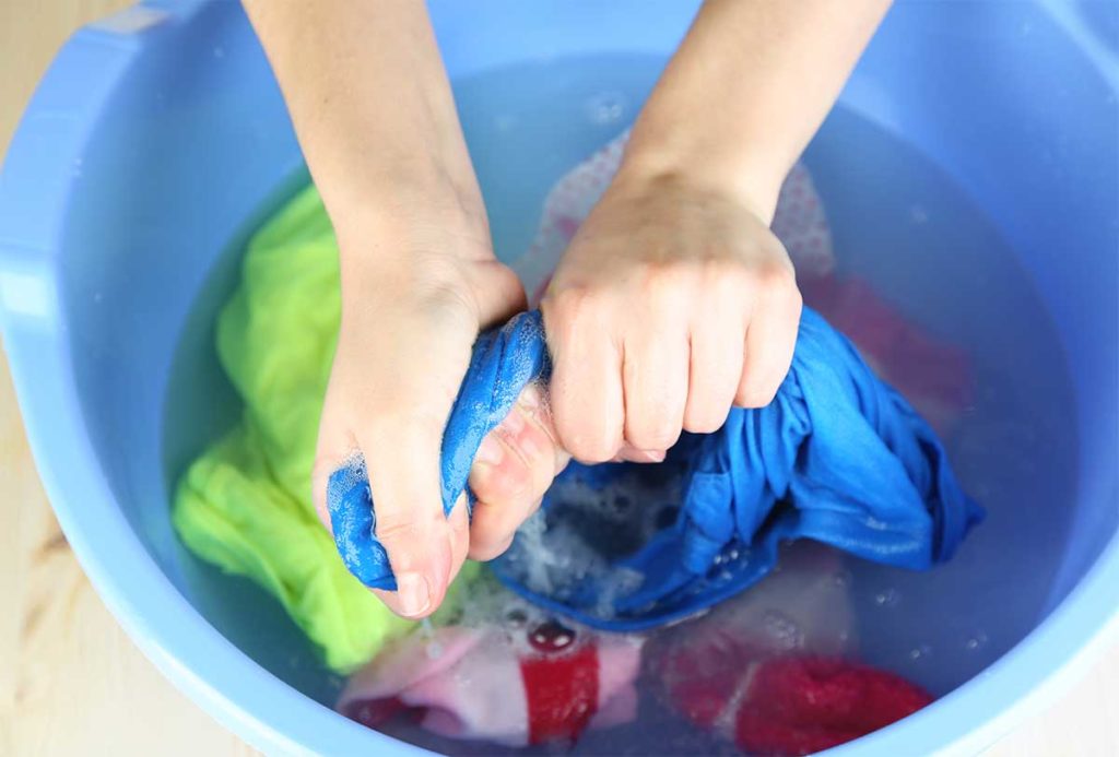 How to wash clothes by hand see step by step and tips to follow Trendy Queen Leading